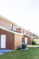 7250 Hilburn Rd in Pensacola, FL - Foto de edificio - Building Photo