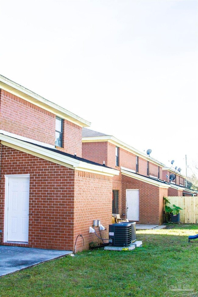 7250 Hilburn Rd in Pensacola, FL - Building Photo - Building Photo