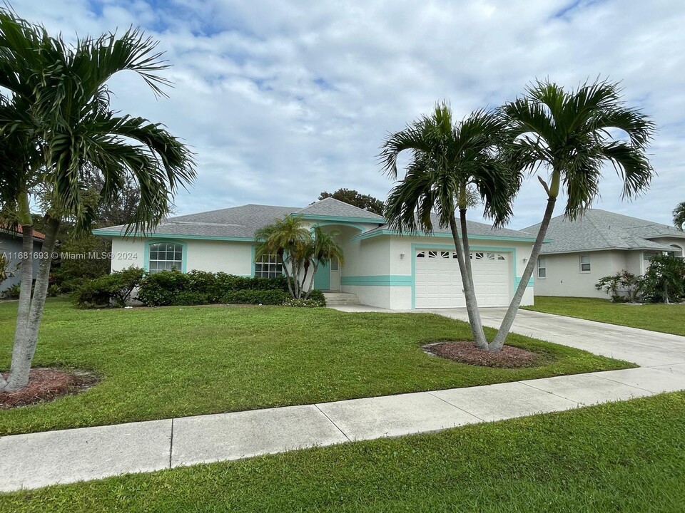 1292 Bayport Ave in Marco Island, FL - Foto de edificio