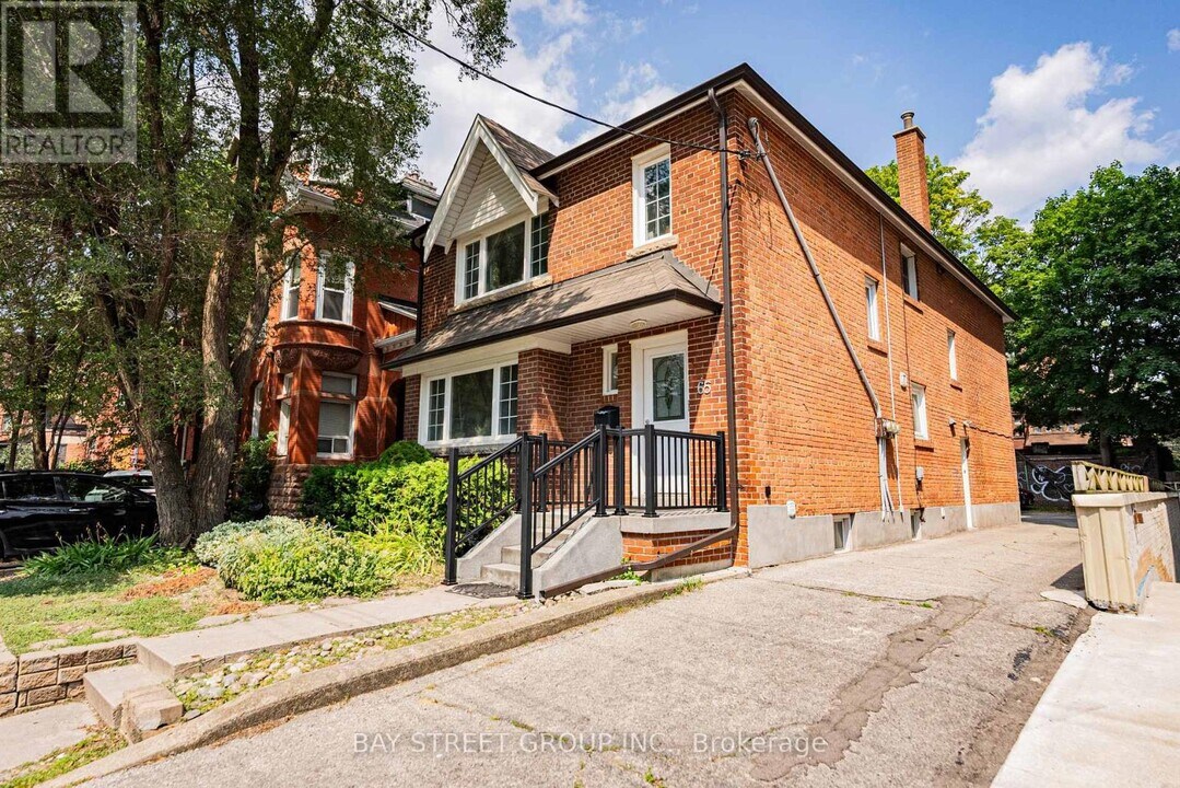 65 Spadina Rd in Toronto, ON - Building Photo