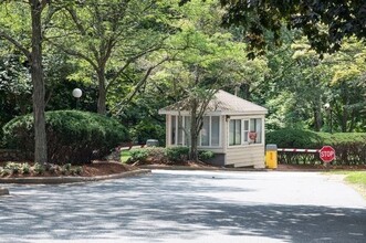 250 Hammond Pond Pkwy in Newton, MA - Foto de edificio - Building Photo