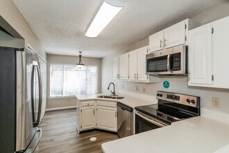 8022 Loch Lomond Ln in Jacksonville, FL - Foto de edificio - Building Photo