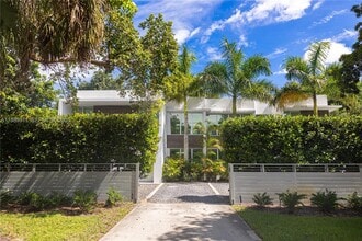 6790 SW 72nd St in South Miami, FL - Foto de edificio - Building Photo