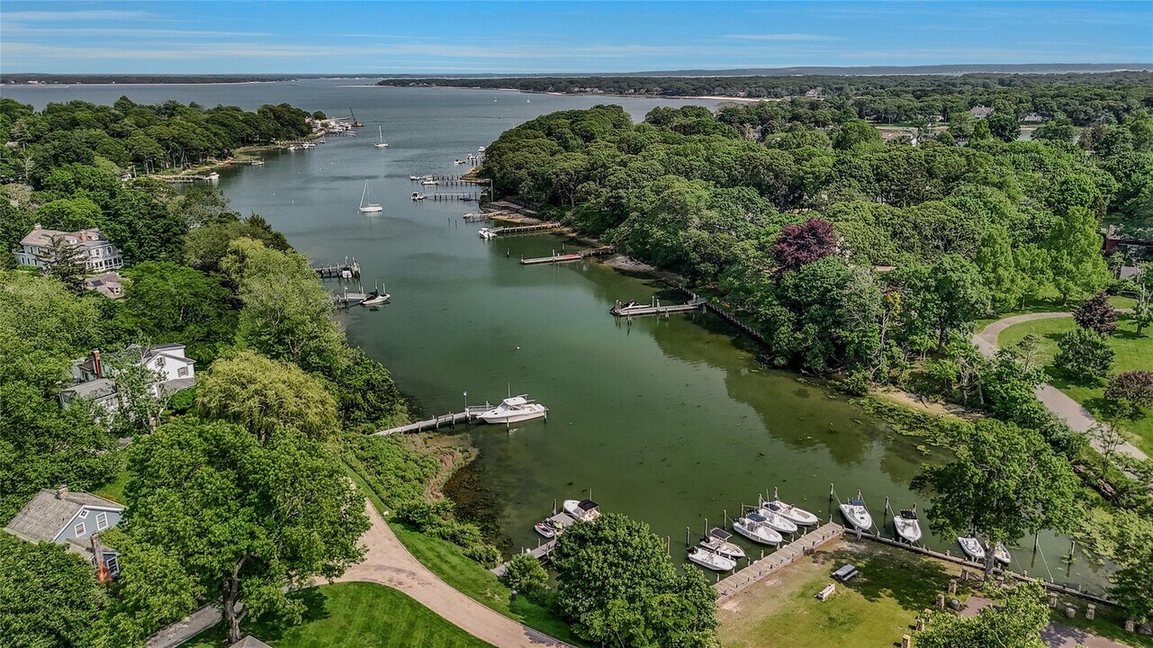 400 Town Creek Ln in Southold, NY - Building Photo
