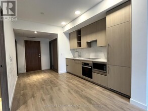 25-125 McMahon Dr in Toronto, ON - Building Photo - Building Photo