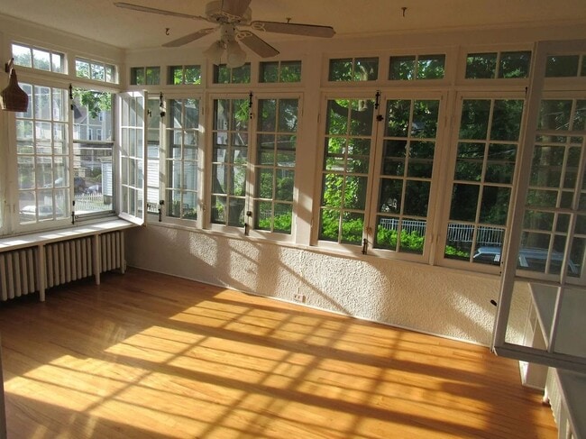 123 Pine St in Greenwich, CT - Building Photo - Building Photo