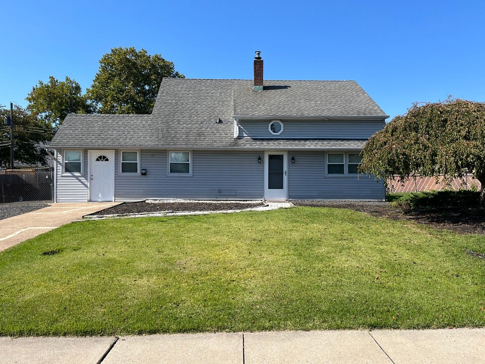 15 Ambling Ln in Levittown, PA - Building Photo