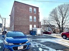 273 Water St, Unit #1 in Wakefield, MA - Foto de edificio - Building Photo