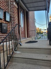 215 E Walnut Park Dr, Unit B in Philadelphia, PA - Foto de edificio - Building Photo