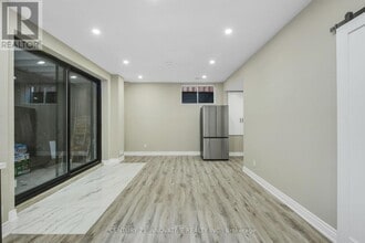 7160 Justine Dr in Mississauga, ON - Building Photo - Building Photo