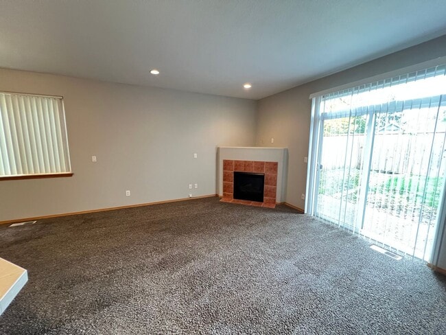 747-747 SE Tampa St in Camas, WA - Building Photo - Building Photo