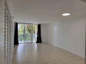 3341 NW 47th Ter, Unit # 317 in Lauderdale Lakes, FL - Building Photo - Building Photo