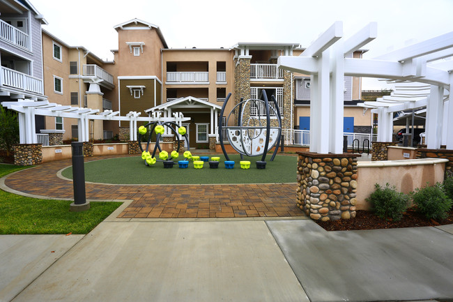 Oakcrest Terrace in Yorba Linda, CA - Building Photo - Building Photo