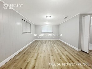 319 Texas St in Cedar Hill, TX - Building Photo - Building Photo