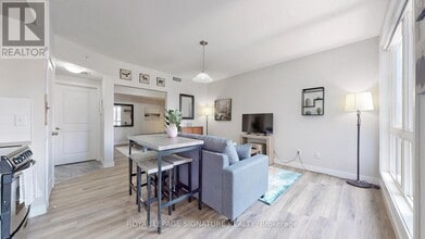 335 College St in Toronto, ON - Building Photo - Building Photo