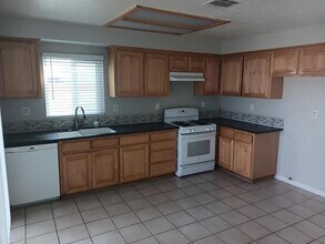 545 E Ave J 9 in Lancaster, CA - Building Photo - Building Photo