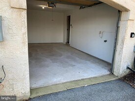 468 Lynetree Dr in West Chester, PA - Building Photo