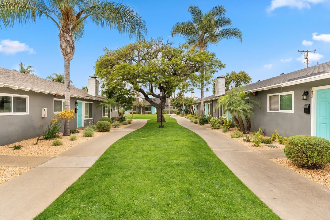 Washington Place in Santa Ana, CA - Foto de edificio