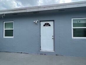 7615 SW 18th St, Unit Económico 2 cuartos 1 ban in Miami, FL - Building Photo - Building Photo