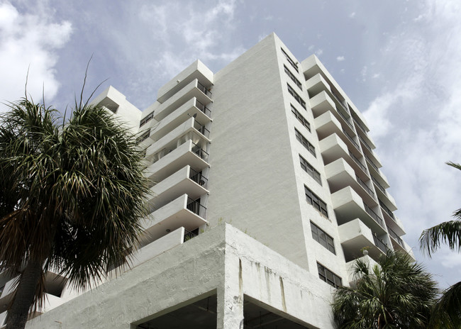 700 NE 26th Ter in Miami, FL - Foto de edificio - Building Photo