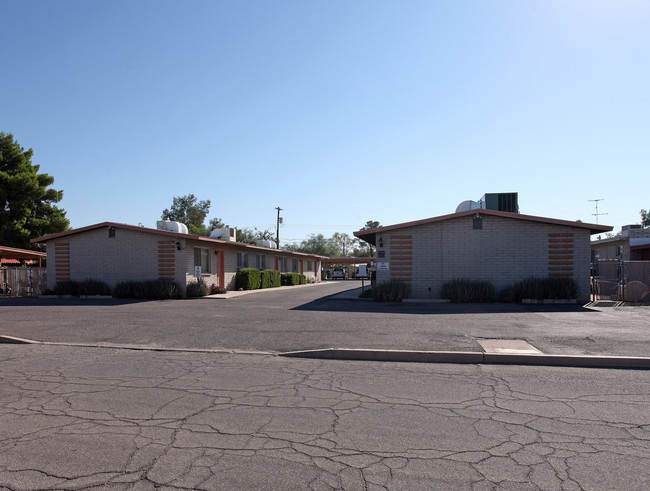 2000-2012 N Madelyn Ave in Tucson, AZ - Building Photo - Building Photo