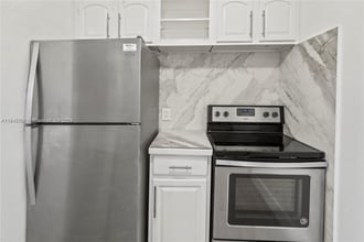 445 NE 121st St in North Miami, FL - Foto de edificio - Building Photo