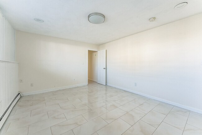 28 Case Dr, Unit #1 in Revere, MA - Foto de edificio - Building Photo