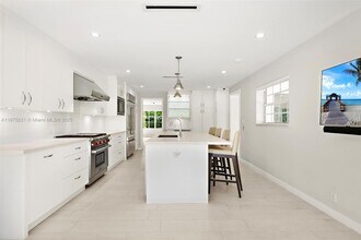 4380 Lake Rd in Miami, FL - Foto de edificio - Building Photo