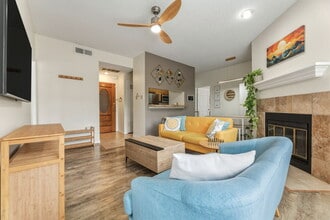 3001 Cedar St, Unit 112 in Austin, TX - Foto de edificio - Building Photo