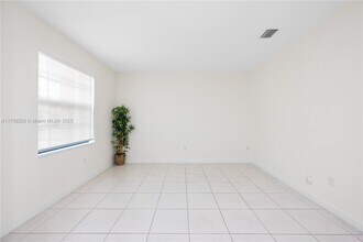 9275 W 34th Ct in Hialeah, FL - Building Photo - Building Photo