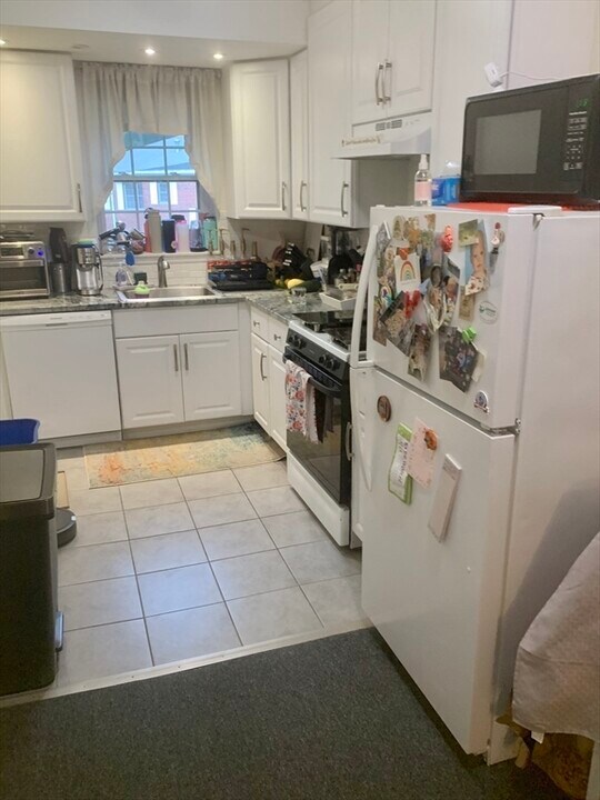 117 Lake Shore Rd, Unit 4 in Boston, MA - Building Photo