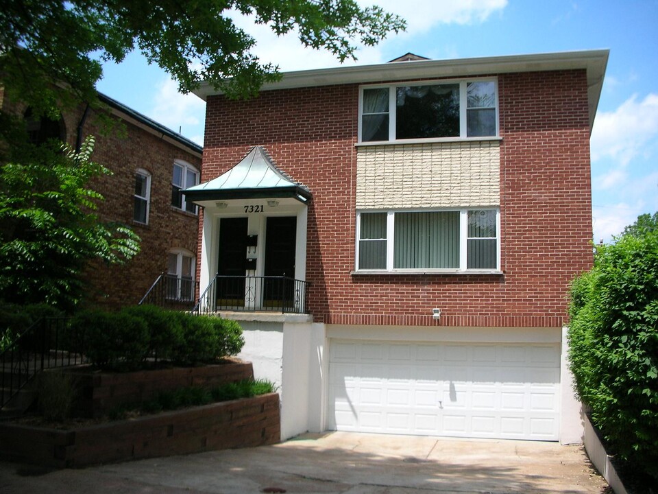 7321 Amherst Ave, Unit 1st Floor in University City, MO - Foto de edificio