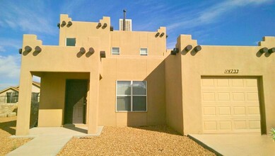 Desert Breeze Apartments in El Paso, TX - Building Photo - Building Photo