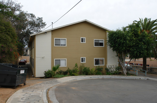 Vine Street in Fallbrook, CA - Foto de edificio - Building Photo