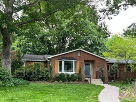 8 Oakwilde Dr in Asheville, NC - Building Photo