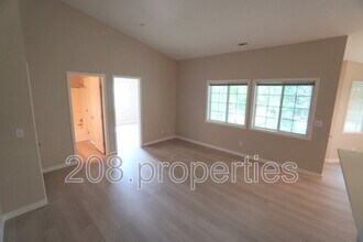 6589 W Lucky Ln in Boise, ID - Foto de edificio - Building Photo