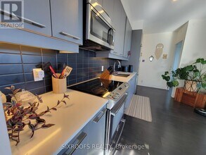 9471 Yonge St in Richmond Hill, ON - Building Photo - Building Photo