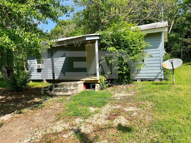1037 Brown Dr in Breaux Bridge, LA - Foto de edificio - Building Photo