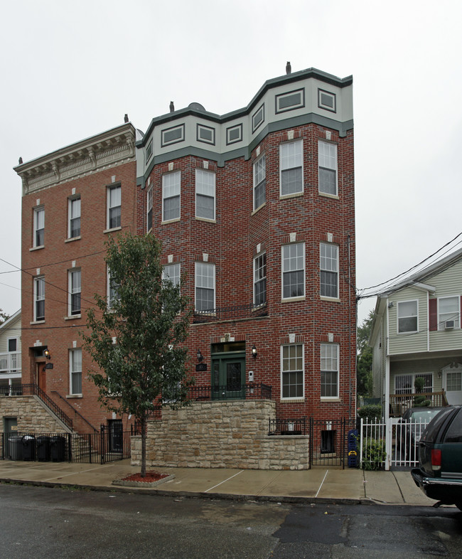 83 Maple St in Jersey City, NJ - Building Photo - Building Photo