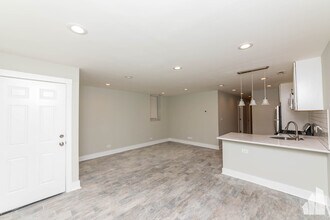 2437 N Ashland Ave, Unit GDN in Chicago, IL - Foto de edificio - Building Photo