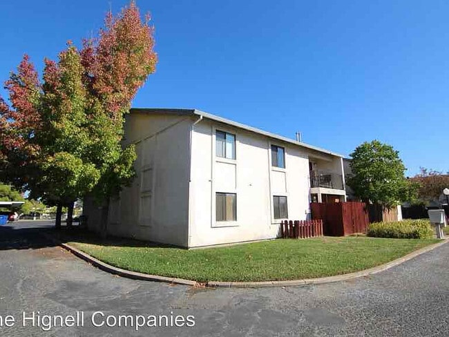 3435 Santa Rosa Way in Redding, CA - Foto de edificio - Building Photo