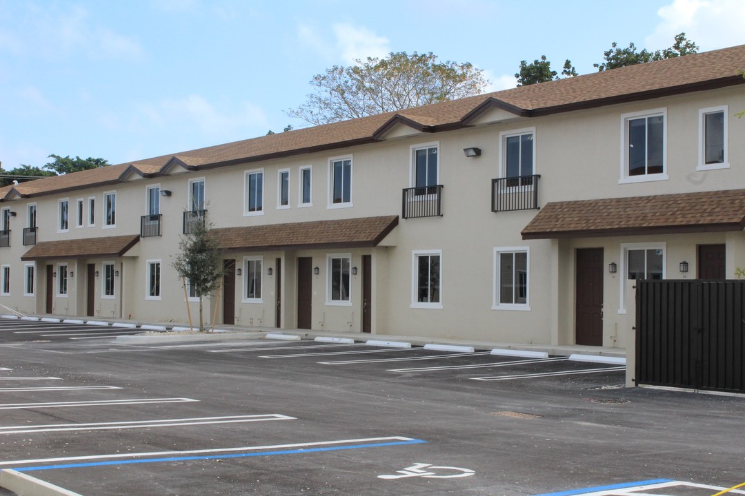 25050 SW 134th Ave in Princeton, FL - Building Photo
