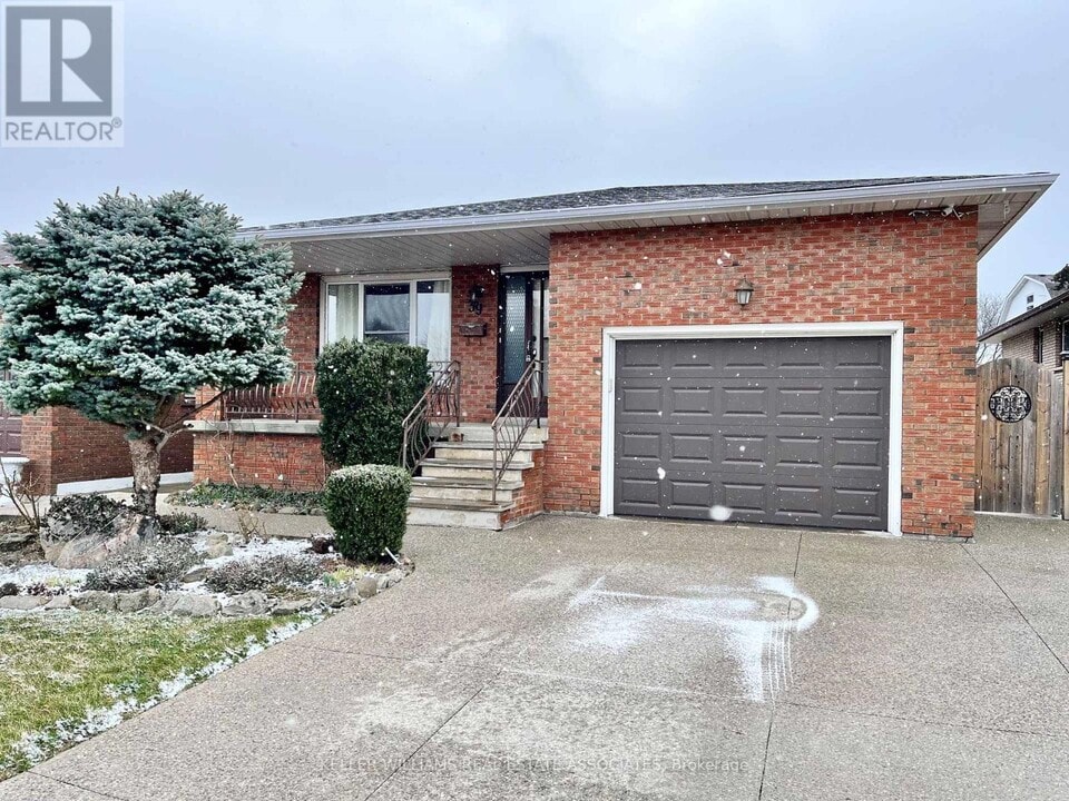 39 Lisgar Ct in Hamilton, ON - Building Photo