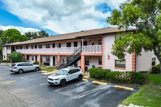 Ridge Grove in Largo, FL - Building Photo - Building Photo