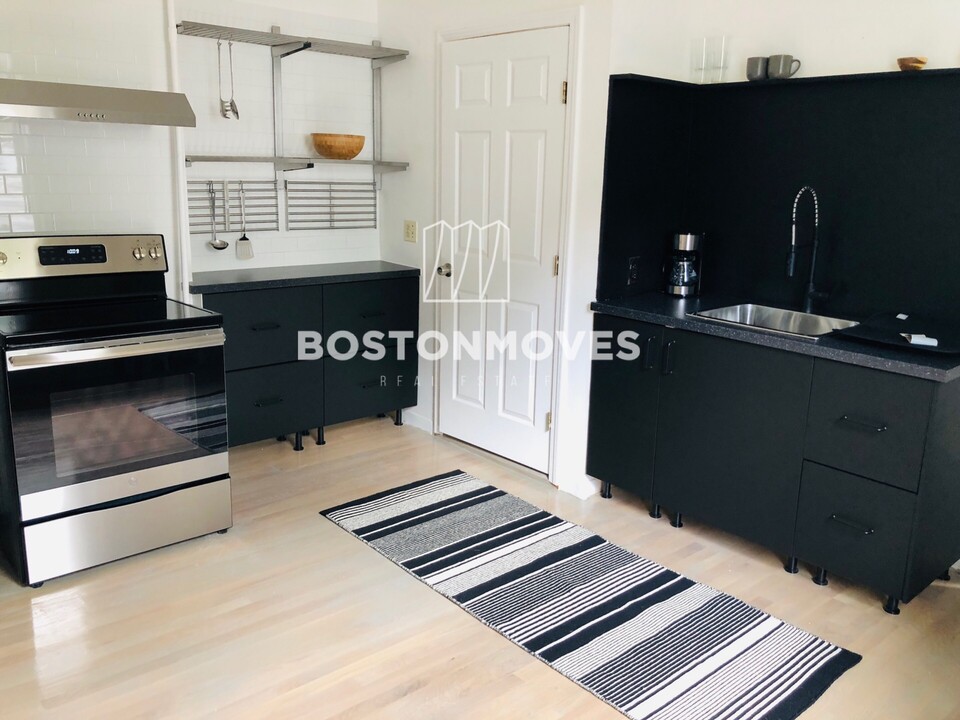 7 Imrie Rd, Unit #1 in Boston, MA - Building Photo