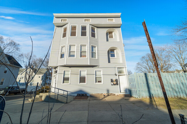 923 Elm St in New Haven, CT - Building Photo - Building Photo