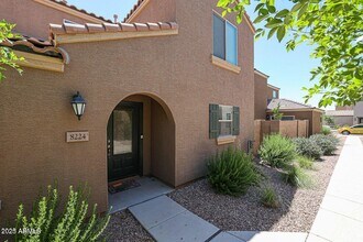 8224 W Illini St in Phoenix, AZ - Building Photo - Building Photo