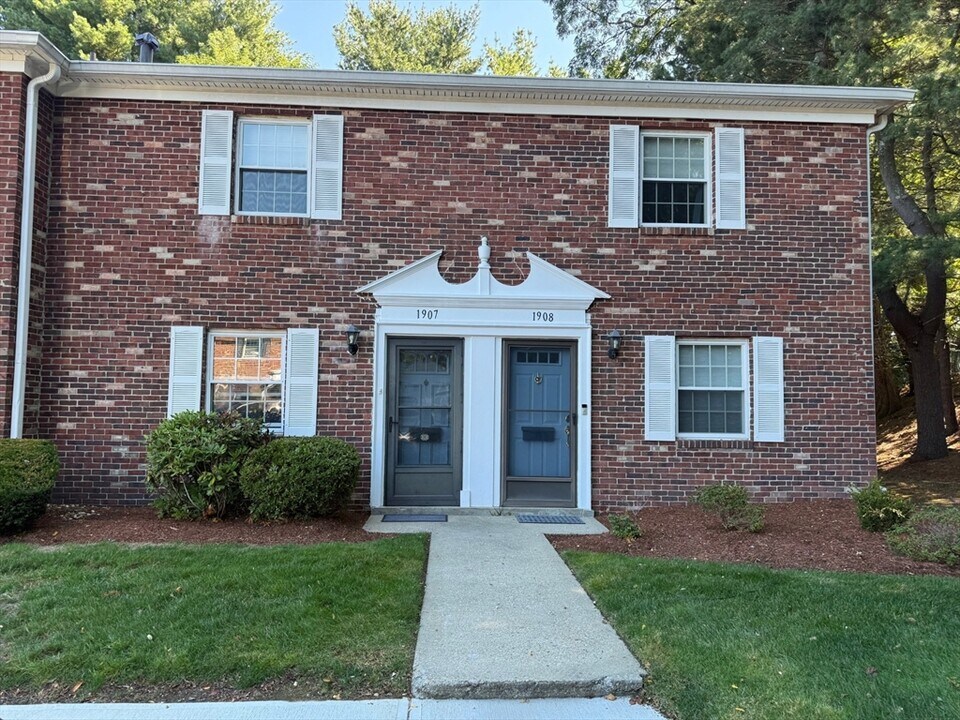 1907 Windsor Dr in Framingham, MA - Building Photo
