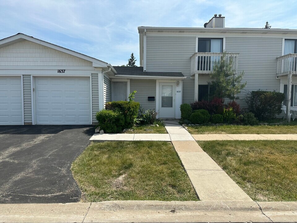 1637 Cornell Dr in Hoffman Estates, IL - Building Photo