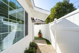 13521 Hamlin St in Van Nuys, CA - Foto de edificio - Building Photo